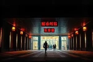 《雨天放映室》老式放映机转动的特写，光束中有灰尘