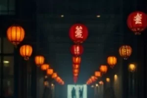 《玻璃温室》植物园玻璃穹顶下的剪影，水汽模糊视线